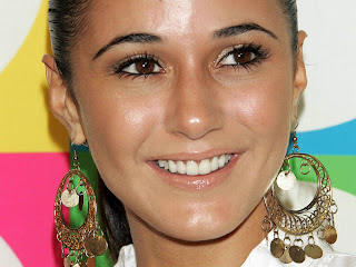 Free wallpapers without watermarks of Emmanuelle Chriqui at Fullwalls.blogspot.com