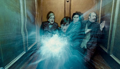 Harry lança magia em Harry Potter e As Relíquias da Morte - parte 1