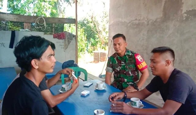 Cegah Kenakalan Remaja, Babinsa Okiap Komsos Dengan Pemuda Kelurahan Batu Hitam
