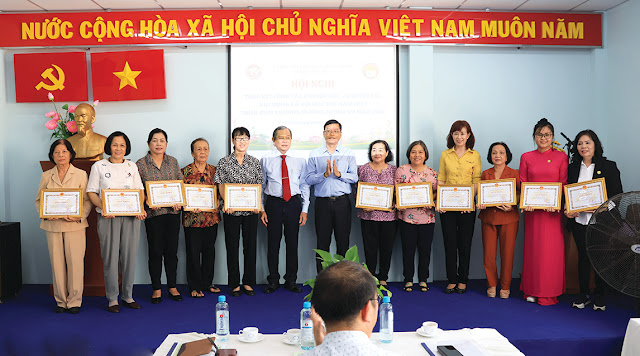 Lãnh đạo Thành phố, quận trao Giấy khen cho các cá nhân  hoàn thành xuất sắc nhiệm vụ năm 2023. (Ảnh: MD)