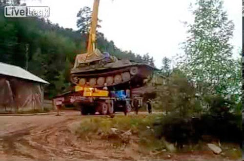 Grua tenta levantar um tanque e puff (video)