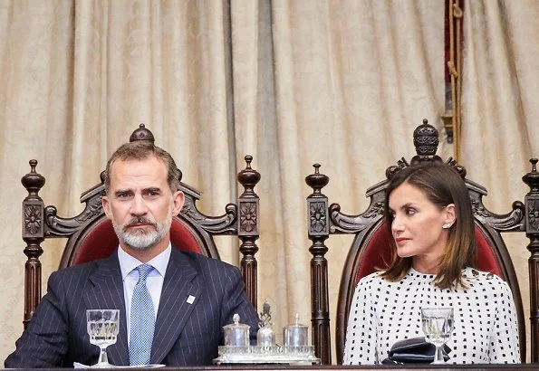 Queen Letizia wore Massimo Dutti Print Dress and Queen Letizia wore Carolina Herrera High heel slingback blue pumps