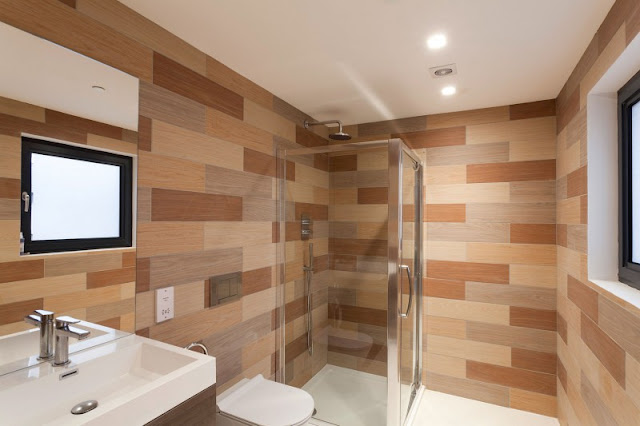 Picture of second bathroom with wooden planks on the wall