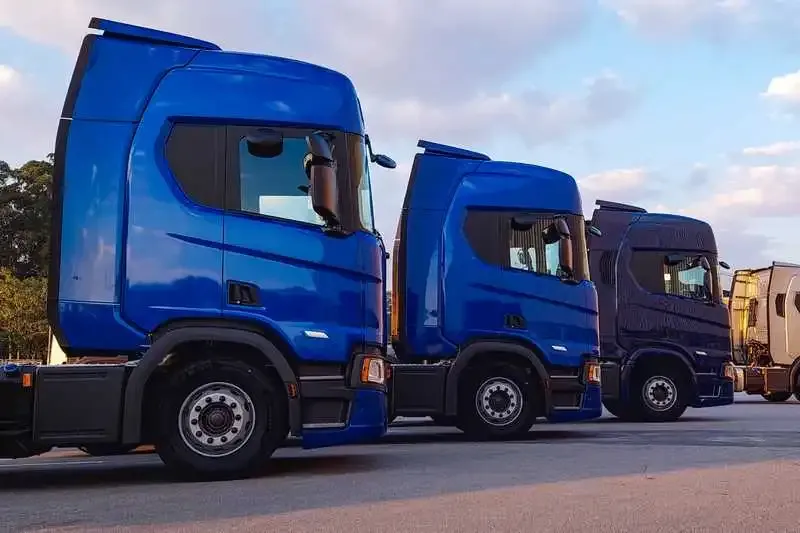Caminhões Scania SUPER azul lado a lado no pátio da fábrica