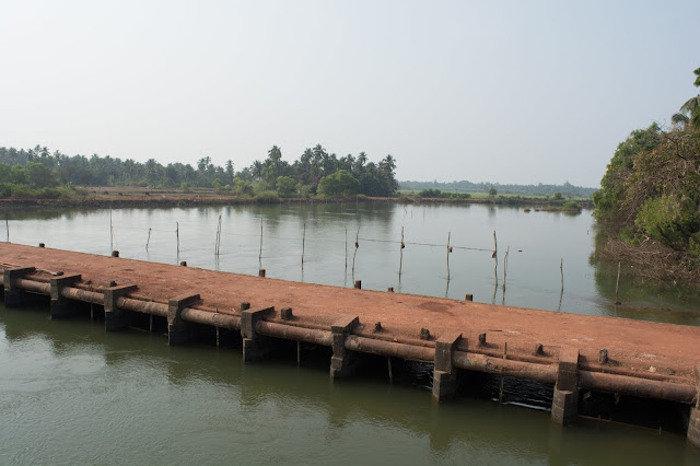 A rusty bridge over a relatively small stream on the Konkan highway between Murudeshwar and Gokarna