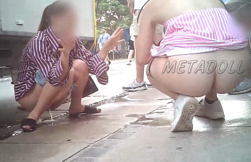 Drunk girls pissing in the street pissing in public (Street Festival 2020_110)
