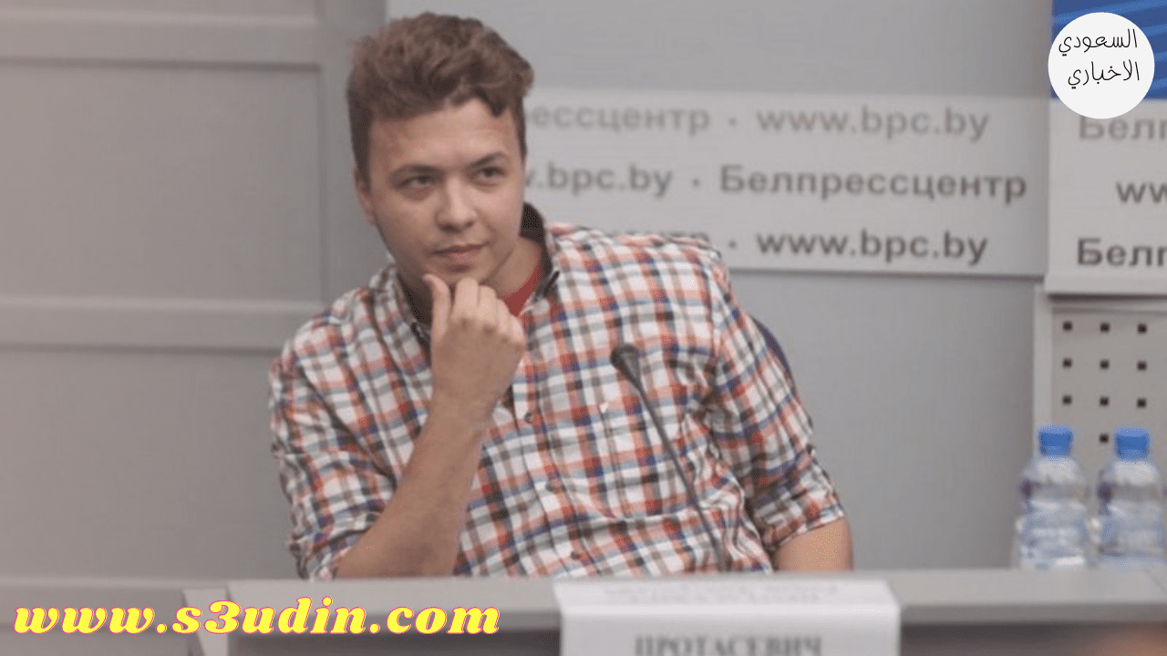 بيلاروسيا: وضع مسؤولو الأمن مدونًا مسجونًا أمام الصحفيين.