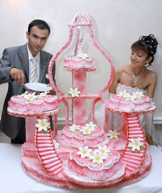 weird wedding cake photo