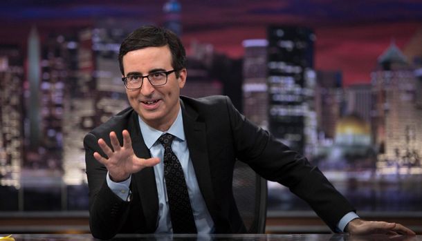 No programa “Last Week Tonight with John Oliver”, não faltaram críticas ao Congresso brasileiro e aos condutores do impeachment. Até o boneco inflável gigante de Lula com roupas de presidiário, chamado de ‘pixuleko’, foi alvo das piadas.
“Os legisladores brasileiros estão se movendo para retirar a presidente [Dilma] Rousseff”, explicou. “Mas eles podem não estar na melhor posição para julgá-la pois 60% deles enfrentam acusações que variam defraude eleitoral até homicídio“, acrescentou, citando números que o jornal americano “The New York Times” usou do portal Transparência Brasil.
“O Legislativo brasileiro potencialmente contém 40% de criminosos per capita a menos que o sistema penitenciário”, concluiu o comediante.
Oliver também afirma que Dilma pode ter agravado a crise do governo ao nomear Lula para a Casa Civil. “Embora Lula afirme que as acusações [contra ele] tenham motivação política, Rousseff não acalmou as coisas”, disse.