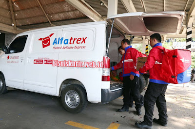 Ada Alfatrex, belanja di Alfamart bisa sambil kirim paket.