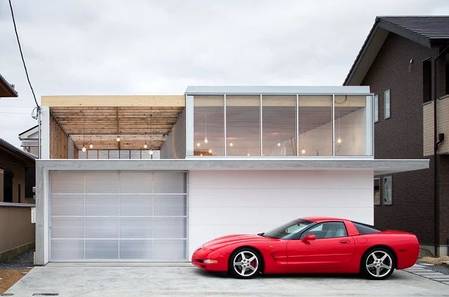 Super Comfortable Balcony Design Inspirations Above the Garage