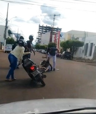 Ladrão é espancado no meio da rua por testemunhas em MT