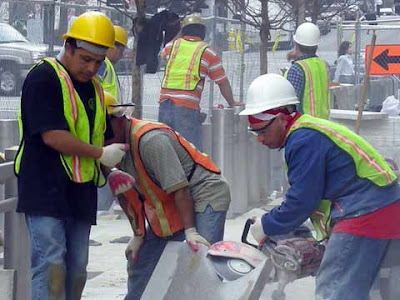 Operai messicani al lavoro in un cantiere degli Stati Uniti
