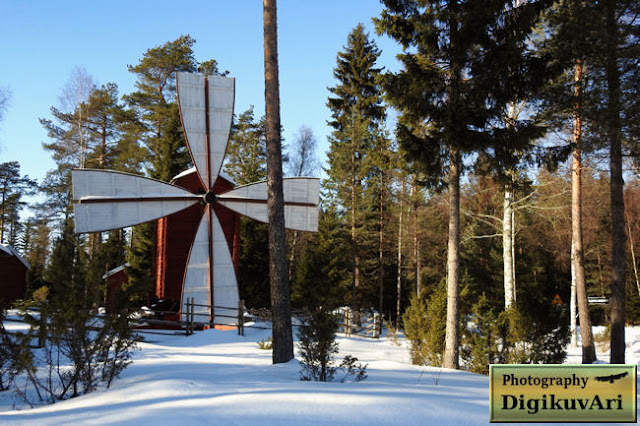 Saloisten kotiseutumuseo. Museoalueen komea tuulimylly on kuulunut aikoinaan Tokolan talon rakennuksiin ja se seisoi Tokolanperällä sillä alueella, jossa nykyisin on Rautaruukin terästehdas.