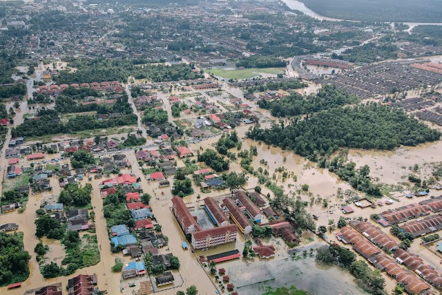 Libya floods लीबिया में बाढ़: डर्ना में पूरे बांध के बह जाने से हजारों लोगों की मौत हो गई।