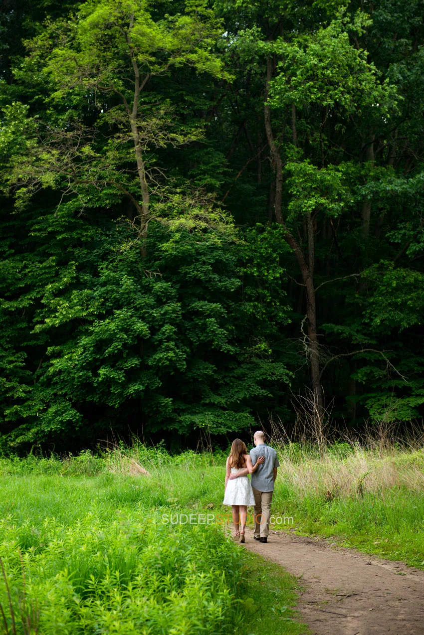 Natural looking Engagement poses - Sudeep Studio.com