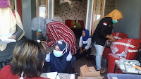 dr Zam Bersama Tim Relawan Rumah Juang Berikan Pengobatan Gratis di Lokasi Pasca Banjir Bandang