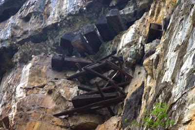 hanging coffin ataúdes colgantes China