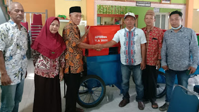 Program Ketahanan Pangan, Sebelas Poktan di Desa Parit Bugis Dapat Mesin Perontok Padi