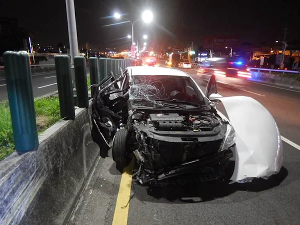 ▲王女酒駕追撞前方大貨車，受傷送往澄清醫院中港分院治療，所幸輕傷無大礙。（圖／熱心民眾提供）