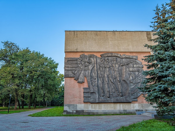 Барельеф на доме культуры Сормович