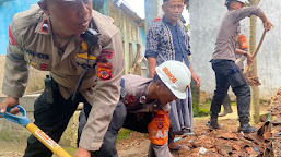 KABID HUMAS POLDA JABAR : POLRI BERSAMA WARGA BAHU MEMBAHU BERSIHKAN PUING-PUING RERUNTUHAN BANGUNAN PASCA GEMPA DI CIANJUR   