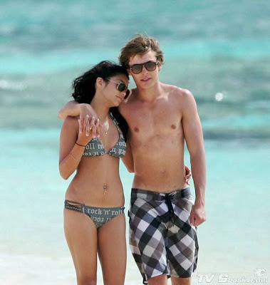 New Zac Efron and Vanessa Hudgens Beach Photos Shirtless Zac and Vanessa in