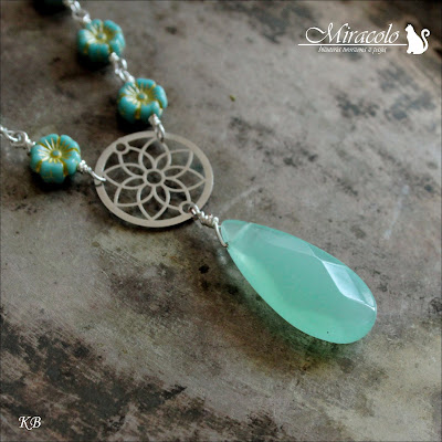 Miracolo, flower beads primula, kropla jadeitu, jadeit zielony, wisiorek z jadeitem, jade pendant, green jade, 