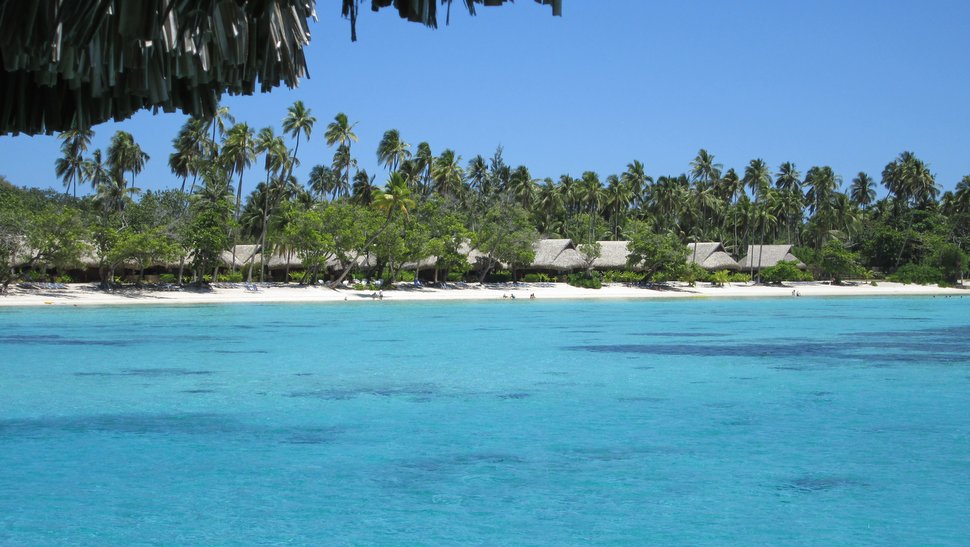 Plage et cocotiers au Sofitel Resort de Moorea Temae