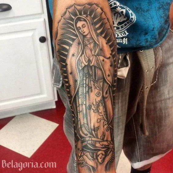 Un tatuaje cristiano para mujer