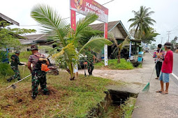 Personil Koramil 01/Ranai Gotongroyong Membersihkan Bahu Jalan di Kampung Pancasila