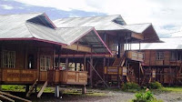 industri rumah kayu Woloan, rumah tradisional minahasa, objek wisata tomohon, Manado wisata, Minahasa highland tour, kota tomohon