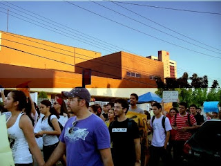 vários homens na Marcha das Vadias de Fortaleza