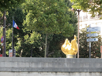 Pont de l'Alma Statue of Liberty eternal flame, Princess Diana memorial,  Paris, France www.thebrighterwriter.blogspot.com