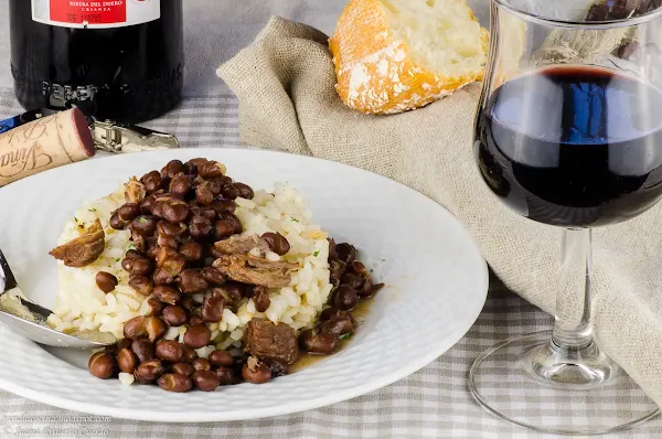 Alubias negras con arroz y carne