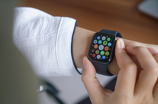 قريبًا ، يمكن لـ Apple Watch قياس ضغط الدم وجلوكوز الدم ومستوى الكحول