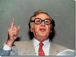 نزار قباني يلقي إحدى قصائده