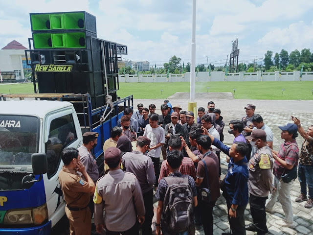 Usai peringati Hari Bakti PU, PUPR Lombok Tengah didemo. Ada apa?