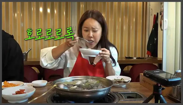 가수 백지영이 닭백숙을 먹는 장면