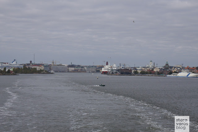 Among others, i saw depicted the compact city center: the City Hall and the open-air Market Square in front of it, the Helsinki Cathedral (its plan is a Greek Cross with four equilateral arms), the statue of Tsar Alexander II of Russia, the Uspenski Cathedral (an Orthodox Church dedicated to the Dormition of the Theotokos), the SkyWheel Helsinki, the port and the super-cool neighborhood of Katajanokka with the notorious 1837 Russian-built ex-prison, that was operating until 2002 and then converted into a hotel in 2007. Also, the numerous scattered beautiful small islands exiting the south harbor and the Swedish-rule era fortress of the Suomenlinna island. But, was i really there?