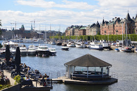 Stockholm :  le quai de Strandvägen vu du pont de Djugarden dans le quartier de Ostermalm