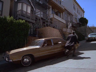 El Teniente Mike Stone tiene que subir la cuesta para bordear el coche y había sitio más arriba - Las calles de San Francisco - Episodio Piloto