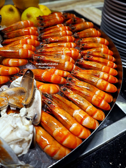 Chilled Seafood on Ice such as Snow Crab Leg, Flower Crab, and Crayfish