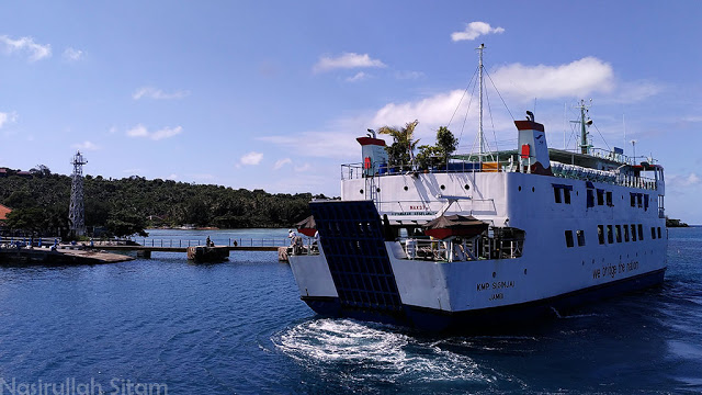 Kapal Ekonomi Siginjai yang kuabadikan dari atas kapal cepat di Pelabuhan Karimunjawa