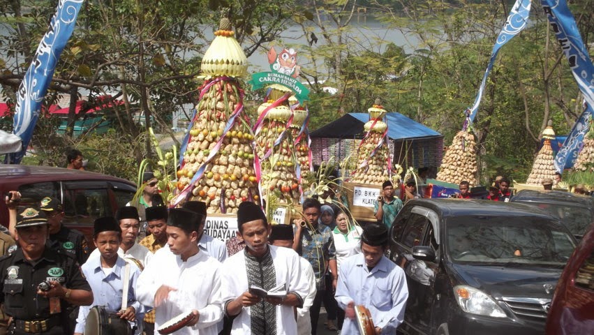 Kirab Gunungan di Bukit Sidoguro