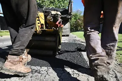 Julio Alak inaugura obras de pavimentación, repavimentación y renovación urbana en La Plata, mejorando la seguridad vial y la circulación vehicular en centros comerciales y plazas como San Martín, Rocha e Italia, así como en Gonnet y Los Hornos