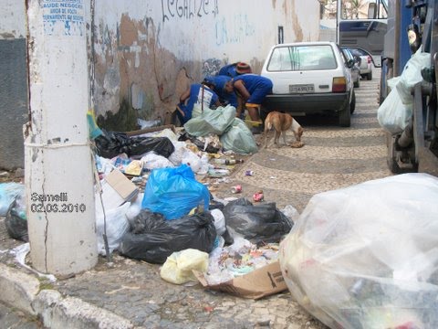 Exclusivo: Servidores da limpeza pública catam resto de comida no lixo