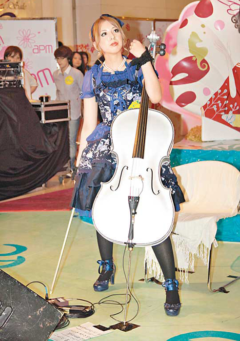 Japanese Celeb Singer and Cellist Kanon Wakeshima