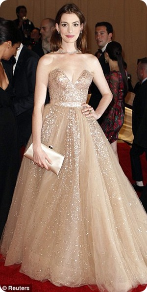 anne hathaway - valentino