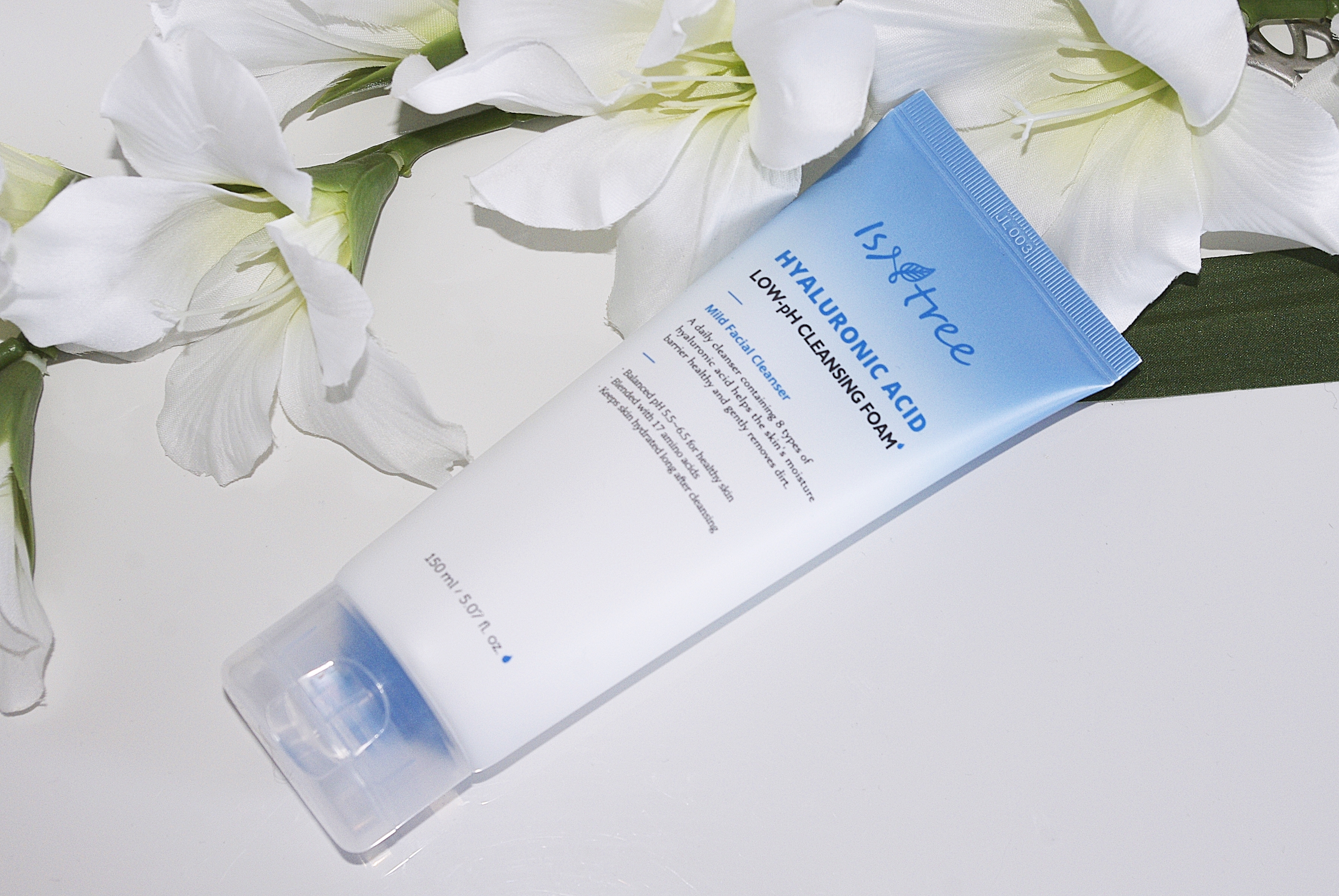 Isntree Hyaluronic Acid Low-Ph Cleansing Foam